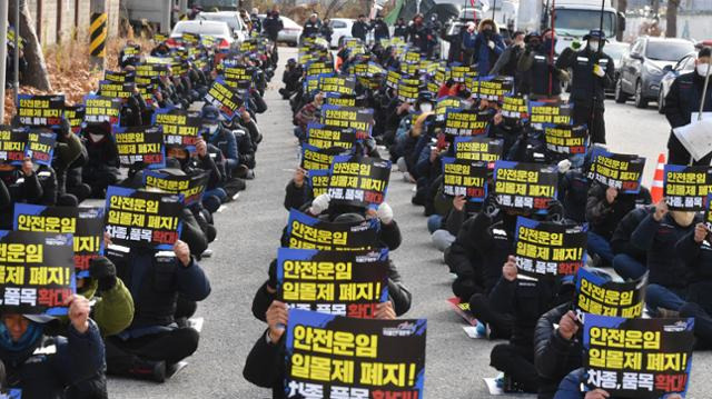 민주노총 화물연대 광주본부가 30일 광주 광산구 대한송유관공사 전남지사 앞에서 결의 대회를 열고 있다. 뉴시스