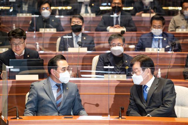 이재명(앞줄 오른쪽) 더불어민주당 대표가 1일 국회에서 열린 의원총회에서 박홍근 원내대표와 대화를 나누고 있다. 뉴스1