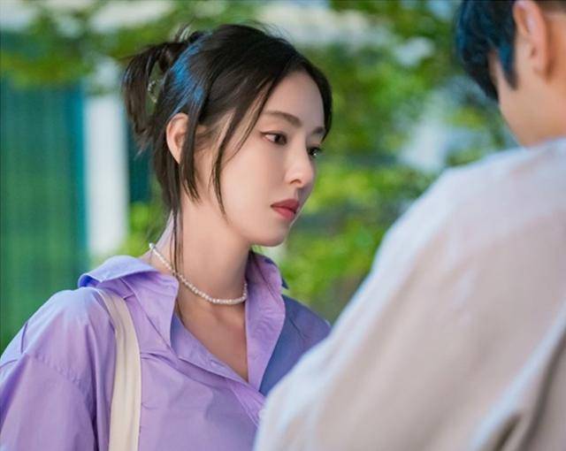 이다희가 '얼어죽을 연애따위'에서 활약했다. 이 작품은 20년 절친 여름과 재훈이 연애 리얼리티쇼 PD와 출연자로 만나 뜻밖의 연애 감정을 느끼게 되는 이야기를 담았다. ENA 제공