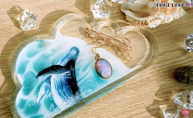 레진공예에 사용하는 공예용 레진이 굳을 땐 암모니아 같은 독성 기체가 발생하므로, 믿을 수 있는 기관에서 사용 적합성 판정을 받은 후 환경부 산하 한국환경산업기술원에 신고한 레진을 사용하는 것이 가장 안전하다./사진=유튜브 채널 '마니 랜드(Mani Land)'