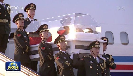 장쩌민 전 중국 국가주석의 유해가 의장대 병사에 의해 전용기에서 운구되고 있다. CC-TV 캡쳐