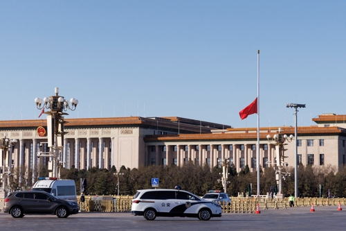 장쩌민 전 중국 국가주석 사망 다음날인 1일 베이징 톈안먼 광장의 인민대회당 앞 국기 게양대에 조기가 게양돼 있다. 로이터연합뉴스