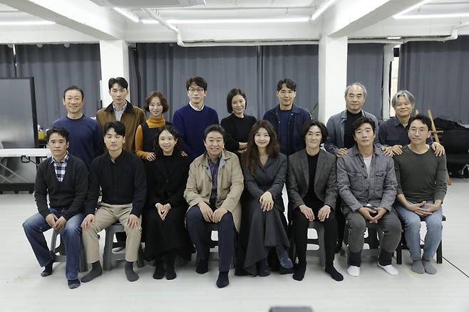 연극 <광부화가들>의 출연 배우들이 지난달 18일 서울 성북구의 한 연습실에서 포즈를 취했다. 프로스랩 제공