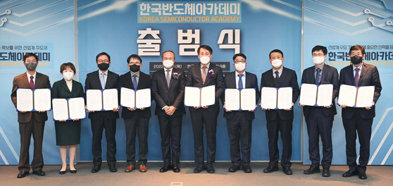 Former SK hynix CEO and the new head of the Korea Semiconductor Academy Lee Seok-hee, fifth from left, and Vice Minister of Trade, Industry and Energy Jang Young-jin, fifth from right, with executives from semiconductor companies, including Samsung Electronics and SK hynix, and academics at the launching ceremony for the semiconductor academy at the Korea Semiconductor Industry Association in Pangyo, Gyeonggi, on Thursday. [MINISTRY OF TRADE, INDUSTRY AND ENERGY]
