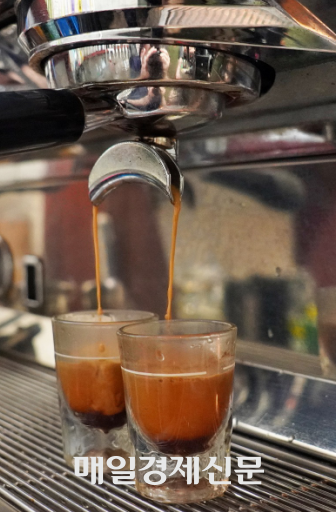 커피 안에는 1000여종의 화학물질이 들어있어 질병과의 연관성을 놓고 논란이 많은데, 국내 연구팀이 커피는 고혈압과 관련이 없다는 연구 결과를 내놨다.