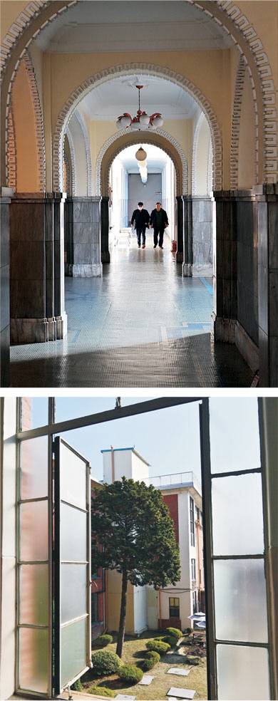 옛 충남도청사. 1932년에 지어진 근대건축물로 도청이 내포신도시로 옮겨가면서 대전근현대사전시관이 됐다. 사진 위는 현관 홀로 이어지는 아치형 복도, 아래는 개방감 넘치는 창이다.