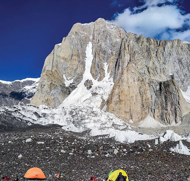 조지아 3인조가 초등한 파키스탄 힌두쿠시산맥의 사라그라르 북서벽. 중앙에 쌓인 눈을 따라 오른 뒤 상단부 대암벽을 여러 날에 걸쳐 올라 완등할 수 있었다. 사진 아르칠 바드리아슈빌리.