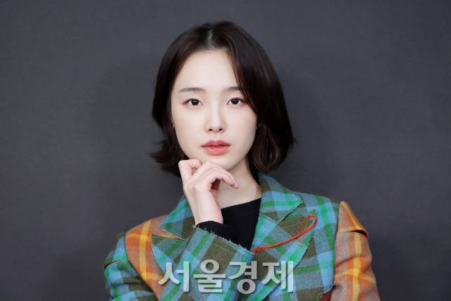 배우 강해림이 서울경제스타 인터뷰에 앞서 포즈를 취하고 있다. / 사진=김규빈 기자