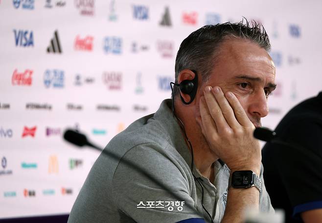 2022 카타르 월드컵 포르투갈과의 H조 조별 예선 경기를 앞둔 한국 축구국가대표팀 파울루 벤투 감독이 1일(현지시간) 카타르 도하 카타르 내셔널 컨벤션센터의 메인 미디어 센터에서 기자회견을 하고 있다. 도하|권도현 기자