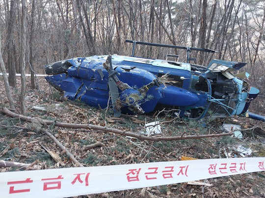 2일 오후 12시 55께 경북 문경시 봉명산에 불시착한 헬기(경북소방본부 제공)