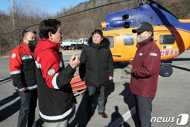 김진태 강원지사(왼쪽 2번째)가 2일 화천군 산불진화용 임차헬기 계류장을 방문해 안전을 점검하고 있다.(강원도 제공) 2022.12.2/뉴스1