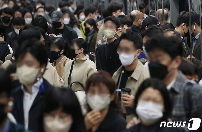 서울 종로구 광화문역에서 시민들이 마스크를 착용한 채 출근하고 있다. 2022.10.21/뉴스1 ⓒ News1 임세영 기자