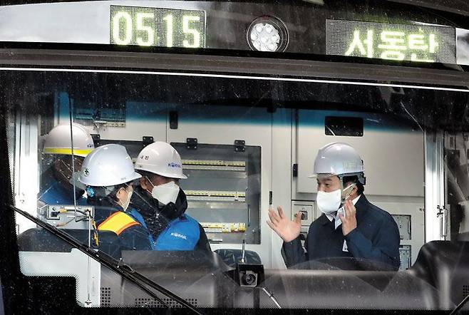 오늘 철도파업 예고… 645명 대체인력 투입 - 철도노조 파업을 하루 앞둔 1일 오전, 원희룡 국토교통부 장관이 서울 구로구 한국철도공사 구로차량기지에서 공사 직원들과 이야기를 나누고 있다. 철도노조가 2일 파업을 예고하면서, KTX 및 일반열차, 수도권 지하철 1·3·4호선의 운행 횟수가 평상시 대비 줄어 승객들이 불편을 겪을 것이란 예상이 많다. 국토부는 피해를 최소화하기 위해 비상수송체제에 돌입해 총 645명의 대체인력을 투입할 계획이라고 밝혔다. /뉴시스