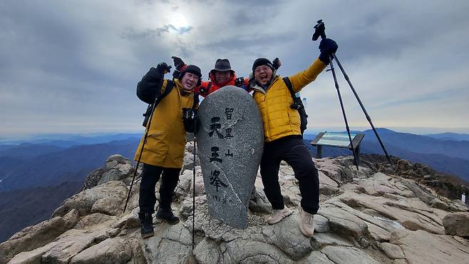 엄홍길 대장(가운데)이 1일 지리산 천왕봉에 올라 손흥민과 태극 전사들에게 3차전 포르투갈과의 경기에서 선전과 승리를 당부했다. /엄홍길 휴먼재단