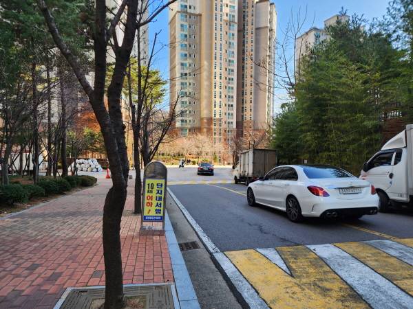 아파트 내 통행 속도 제한 표시를 게시했지만, 과속하는 운전자가 여전히 많다.