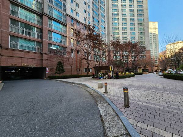 주차장 진출입 차량이 운전 미숙으로 보도를 침범하지 못하도록 방호 울타리가 설치되어 있다.