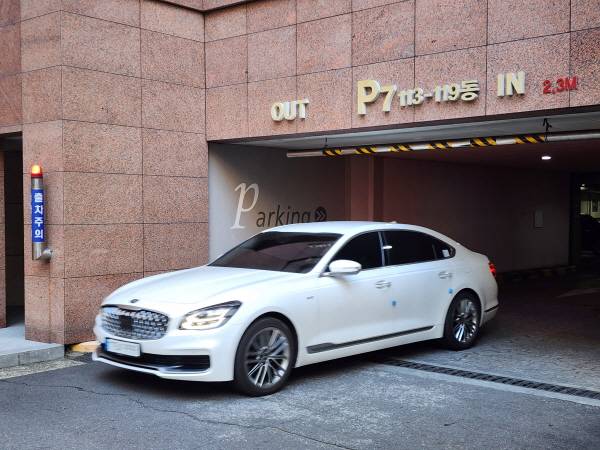 지하주차장 출차주의등과 진입 가능 높이 표시가 잘 게시되어 있다.