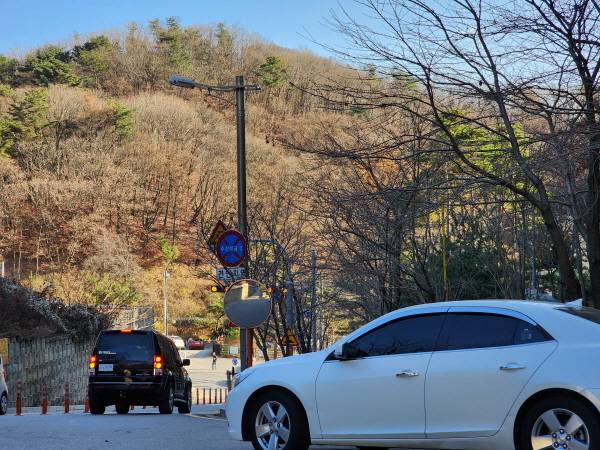 운전자의 시야가 가리는 사각지대에는 도로반사경이 잘 설치되어 있다.