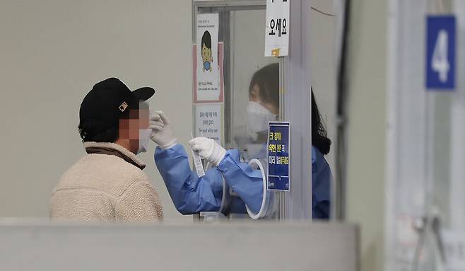 지난달 30일 오전 서울 송파보건소 코로나19 선별진료소에서 의료진이 검체를 채취하고 있다. 연합뉴스