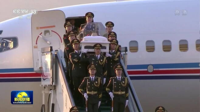 12월 1일 장쩌민 전 주석의 시신이 베이징에 도착했다. 장례위원장인 시진핑 주석 등 당정 인사들이 공항에서 운구 장면을 지켜봤다. (사진: CCTV 캡처)