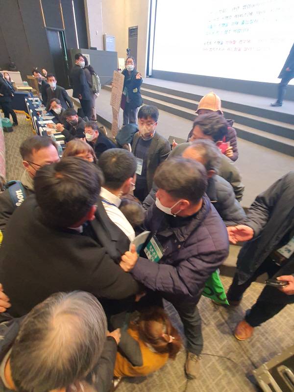 환경단체가 앰프를 사용해 발언하려하자 이를 빼앗으려는 한국수력원자력 측 경호인력. 신심범 기자