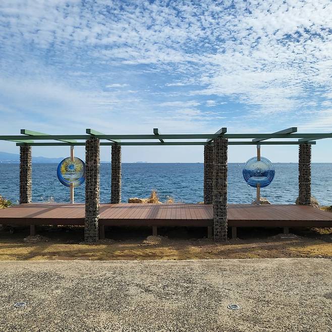 가파도에 설치된 앤디 휴즈의 ‘씨스루, #씨스루가파도’