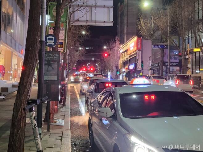 2일 오전 12시18분쯤 서울 마포구 홍대입구역사거리 버스정류장 인근에 빈 택시가 늘어서 있다. /사진=김미루 기자