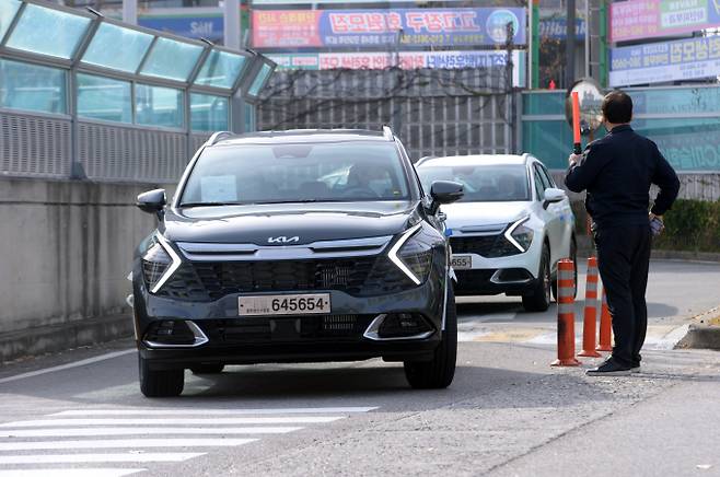 화물연대 파업으로 신차 운송에 차질이 생기면서 운전자가 직접 차를 몰고 운송하는 로드탁송이 시작됐다. /사진=뉴스1