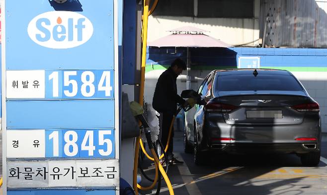 11월 다섯째 주 전국 주유소 휘발유 판매 가격이 리터당 1626.2원을 기록, 12주 연속 하락했다. 사진은 서울 소재 한 주유소. /사진=뉴스1