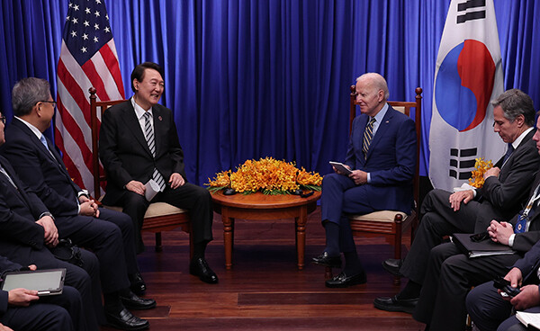 윤석열 대통령이 지난달 13일(현지시각) 캄보디아 프놈펜의 한 호텔에서 조 바이든 미국 대통령과 정상회담을 하고 있다. 연합뉴스