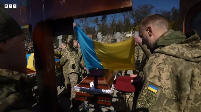 우크라이나 군인 장례식 모습. / 사진=BBC 방송 캡처