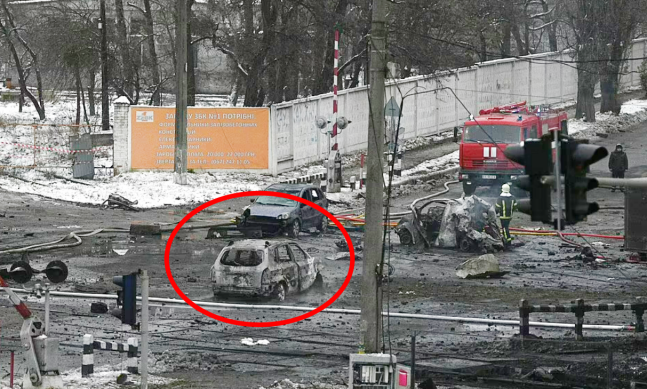 우크라이나 현지시간으로 23일 러시아군 공습을 받은 키이우 대로변에는 화염에 휩싸이다 결국 뼈대만 남은 자동차와 흩날리는 잿더미만 남았다. AP 연합뉴스