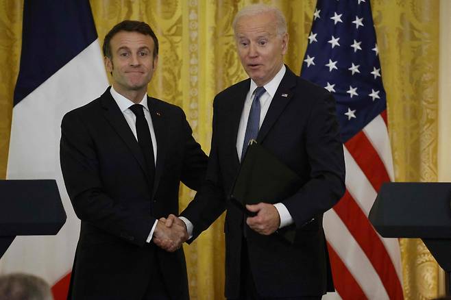 방미 중인 에마뉘엘 마크롱 프랑스 대통령(왼쪽)과 조 바이든 미국 대통령이 12월1일(현지 시각) 워싱턴DC 백악관에서 합동 기자회견을 마친 뒤 악수하고 있다. ⓒ AFP 연합