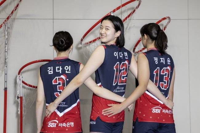 현대건설 크리스마스 에디션 홈 유니폼. 사진=현대건설 배구단