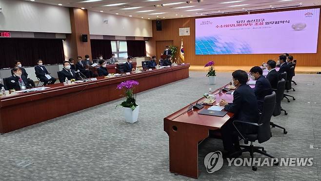 당진에 2030년까지 수소부두 조성 (홍성=연합뉴스) 김소연 기자 = 2일 충남도청 대회의실에서 김태흠 충남지사, 오성환 당진시장과 최익훈 HDC현대산업개발 대표이사 등 9개 기업 대표가 참여한 가운데 '송산 수소(암모니아) 부두 조성을 위한 업무협약식'이 열리고 있다. 2022.12.2 soyun@yna.co.kr