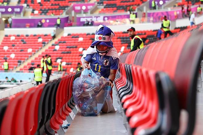 월드컵 경기 후 일본 관중이 경기장을 청소하는 모습. /FIFA