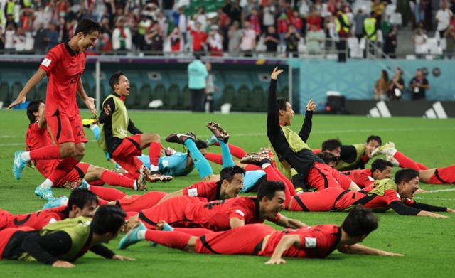 대한민국 축구 국가대표팀이 3일(한국시간) 카타르 알라얀의 에듀케이션 시티 스타디움에서 열린 2022 카타르 월드컵 조별리그 H조 3차전 포르투갈과 경기에서 2-1로 승리, 16강 진출을 확정지은 뒤 슬라이딩 세리머니를 하고 있다. 연합뉴스