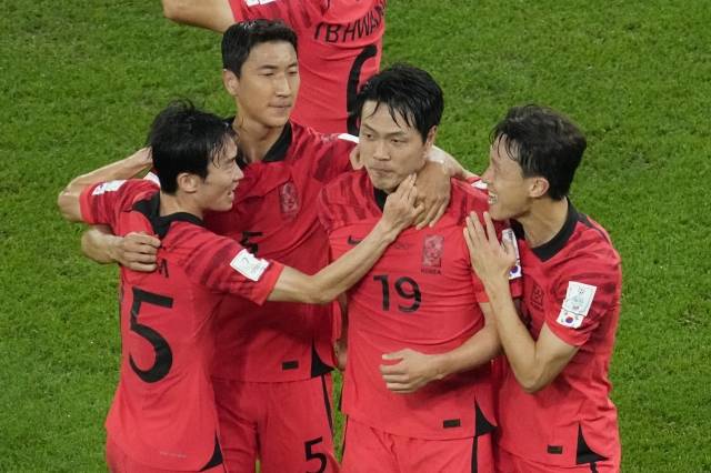 3일 0시 카타르 알라이얀 에듀케이션시티 스타디움에서 열린 포르투갈과 조별리그 H조 3차전에서 김영권이 득점을 기록한 뒤 동료들과 기뻐하고 있다. AFP 연합뉴스
