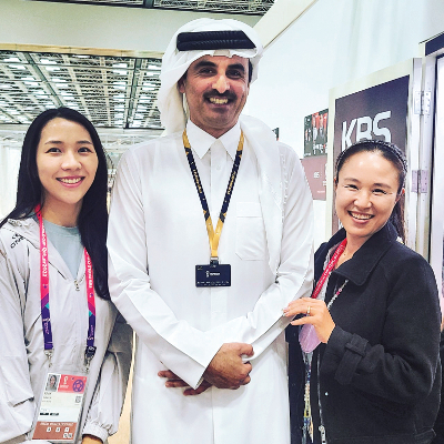 노한나(오른쪽) 카타르한인교회 집사가 월드컵 봉사활동 중 국제방송센터(IBC)를 방문한 타밈 빈 하마드 알사니 국왕과 찍은 사진. 카타르한인교회 제공