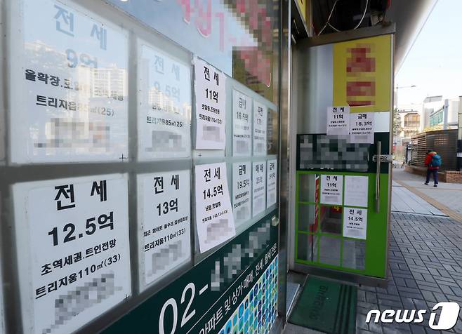 (서울=뉴스1) 박세연 기자 = 최근 계속되는 금리 인상 영향으로 서울 아파트 중위 전셋값이 6억 원 이하로 떨어진 25일 서울 송파구 한 부동산중개업소에 전세매물 안내문이 붙어있다. 이날 KB국민은행의 월간 시계열에 따르면 이달 서울 아파트 중위 전세가격은 5억9천966만 원을 기록해 지난해 2월(5억9천739만 원) 이후 1년8개월 만에 6억 원 밑으로 떨어졌다. 2022.10.25/뉴스1 Copyright (C) 뉴스1. All rights reserved. 무단 전재 및 재배포 금지.