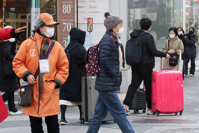 1일 서울 중구 명동에서 외국인 관광객들이 여행용 가방을 끌고 거리를 지나고 있다. 입국 전후 신종 코로나바이러스 감염증(코로나19) PCR 검사 의무화 조치를 전면 폐지한 지난 10월 이후 우리나라를 찾은 외국인 관광객 수가 전년 대비 415.2%까지 증가한 것으로 나타났다. (사진=뉴스1)