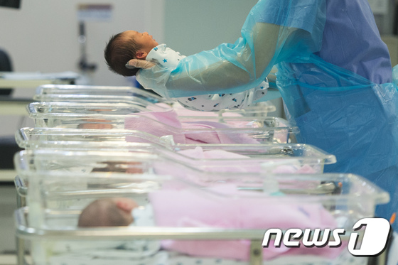 인구의 날인 11일 오후 서울 강남 차병원 신생아실에서 간호사들이 신생아를 돌보고 있다. 통계청에 따르면 지난해 한국의 합계출산율(여성 한 명이 가임기간 동안 낳을 것으로 예상하는 평균 출생아 수)은 1.17명이었다. 1971년 4.54명에서 계속 하락해 2000년대 이후에는 세계 최하위에 머물고 있다. 2017.7.11/뉴스1 ⓒ News1 유승관 기자