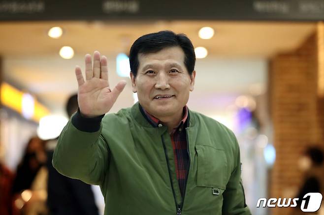 지난 10월 26일 오후 6시쯤 경북 봉화군 아연광산 붕괴 사고로 매몰됐다가 221시간 만에 '기적의 생환'을 이뤄낸 광부 2명이 11월 11일 오전 경북 안동병원에서 퇴원했다. 작업반장 박정하씨(62)가 퇴원을 앞두고 병원 로비에서 열린 기자회견에서 취재진을 향해 손을 흔들고 있다. ⓒ News1 공정식 기자