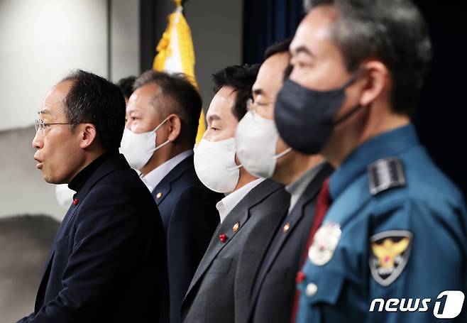 추경호 경제부총리 겸 기획재정부 장관을 비롯한 관계 부처 장관들이 4일 오후 용산 대통령실 청사에서 화물연대 집단 운송거부 관계장관회의 관련 관계 부처 합동 브리핑을 하고 있다. 2022.12.4/뉴스1 ⓒ News1 오대일 기자