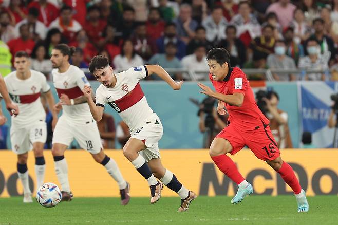 2일 오후(현지시간) 카타르 알라이얀 에듀케이션 시티 스타디움에서 열린 2022 카타르 월드컵 조별리그 H조 3차전 대한민국과 포르투갈의 경기에서 대한민국 이강인이 공을 향해 달리고 있다. /뉴스1