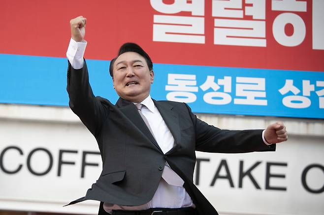 윤석열 대통령이 당선인 시절인 지난 4월12일 오후 대구 동성로를 방문해 환영나온 시민들을 향해 '어퍼컷 세리머니'를 하고 있다. /뉴스1