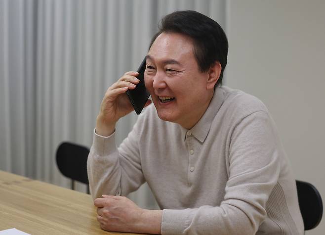 윤석열 대통령이 3일 카타르 월드컵 16강 쾌거를 거둔 축구대표팀 파울루 벤투 감독, 주장 손흥민 선수와 전화 통화를 하며 환하게 읏음짓고 있다. /대통령실