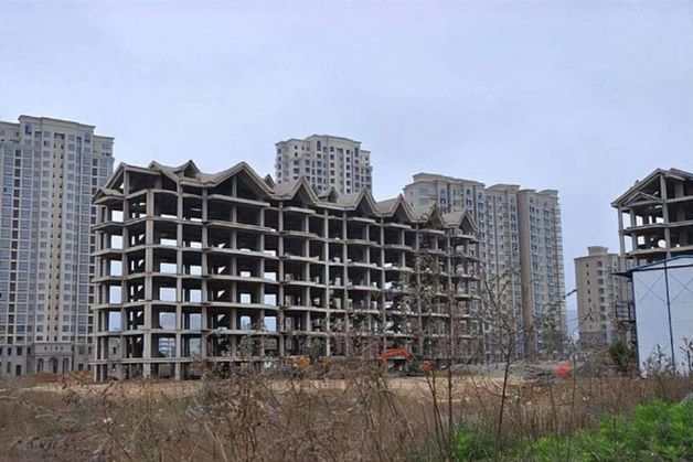 베이징 외곽에 있는 란웨이러우(爛尾樓·건설 공사를 중단한 아파트) 모습. ⓒ 중국 경제일보 캡처