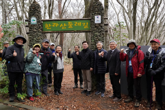 남성현(왼쪽 네번째) 산림청장이 지난 3일 '한라산둘레길 국가숲길 지정 기념식'에서 기념촬영을 하고 있다.



산림청 제공