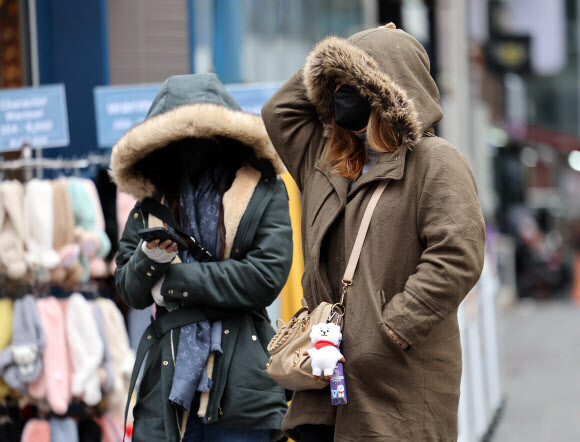 4일 영하권 추위를 보이는 서울 명동 거리에서 시민들이 두꺼운 옷차림을 한 채 걸어가고 있다. 연합뉴스